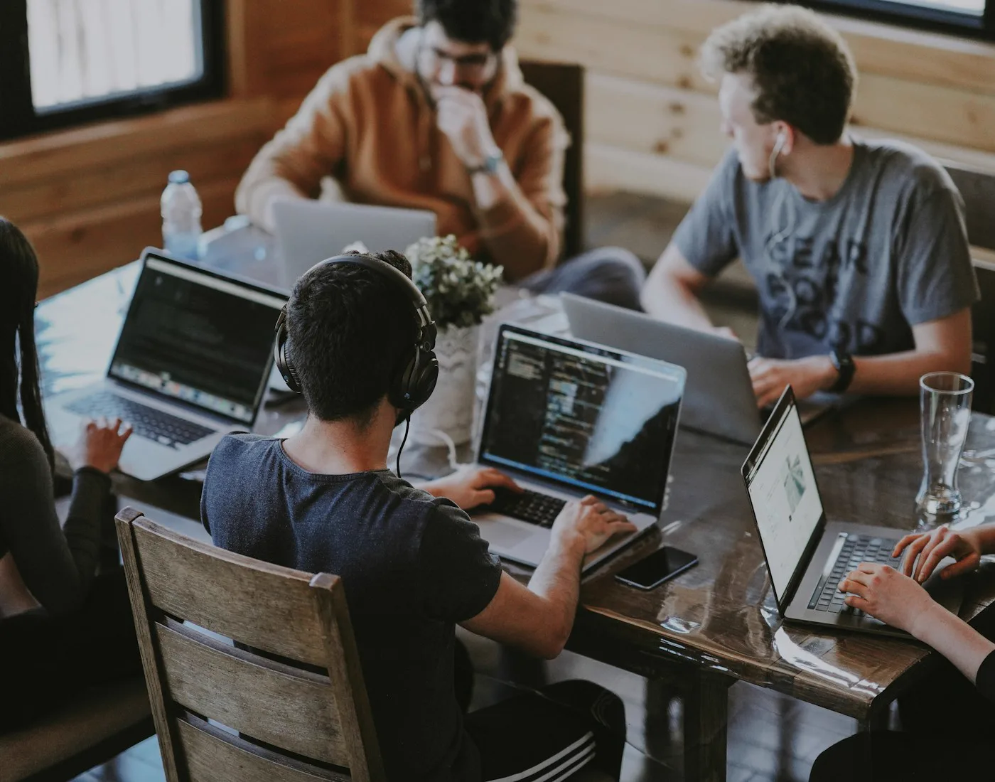 Equipo colaborando en un espacio de trabajo creativo