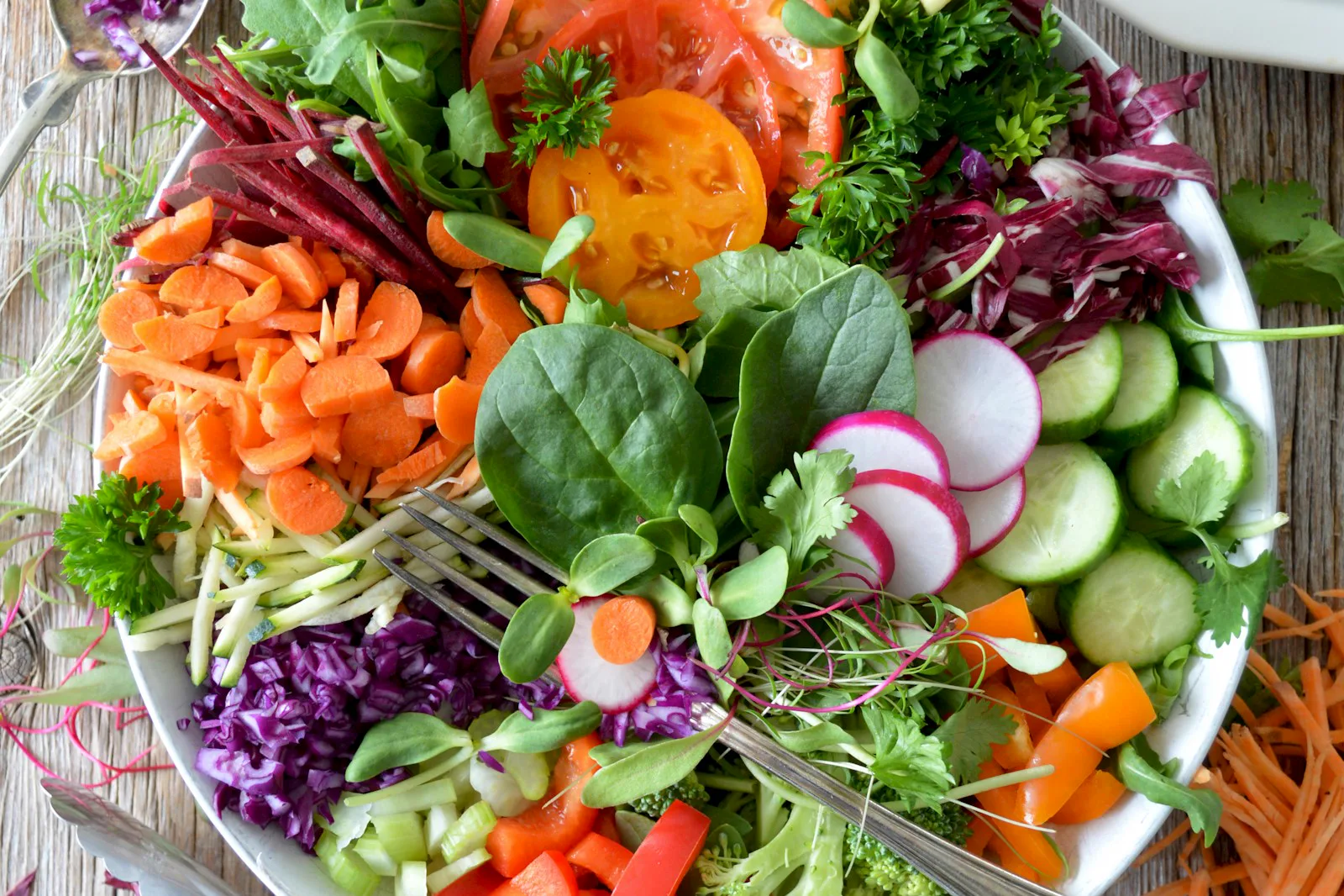 Bowl de verduras frescas para cocinar sin desperdicio