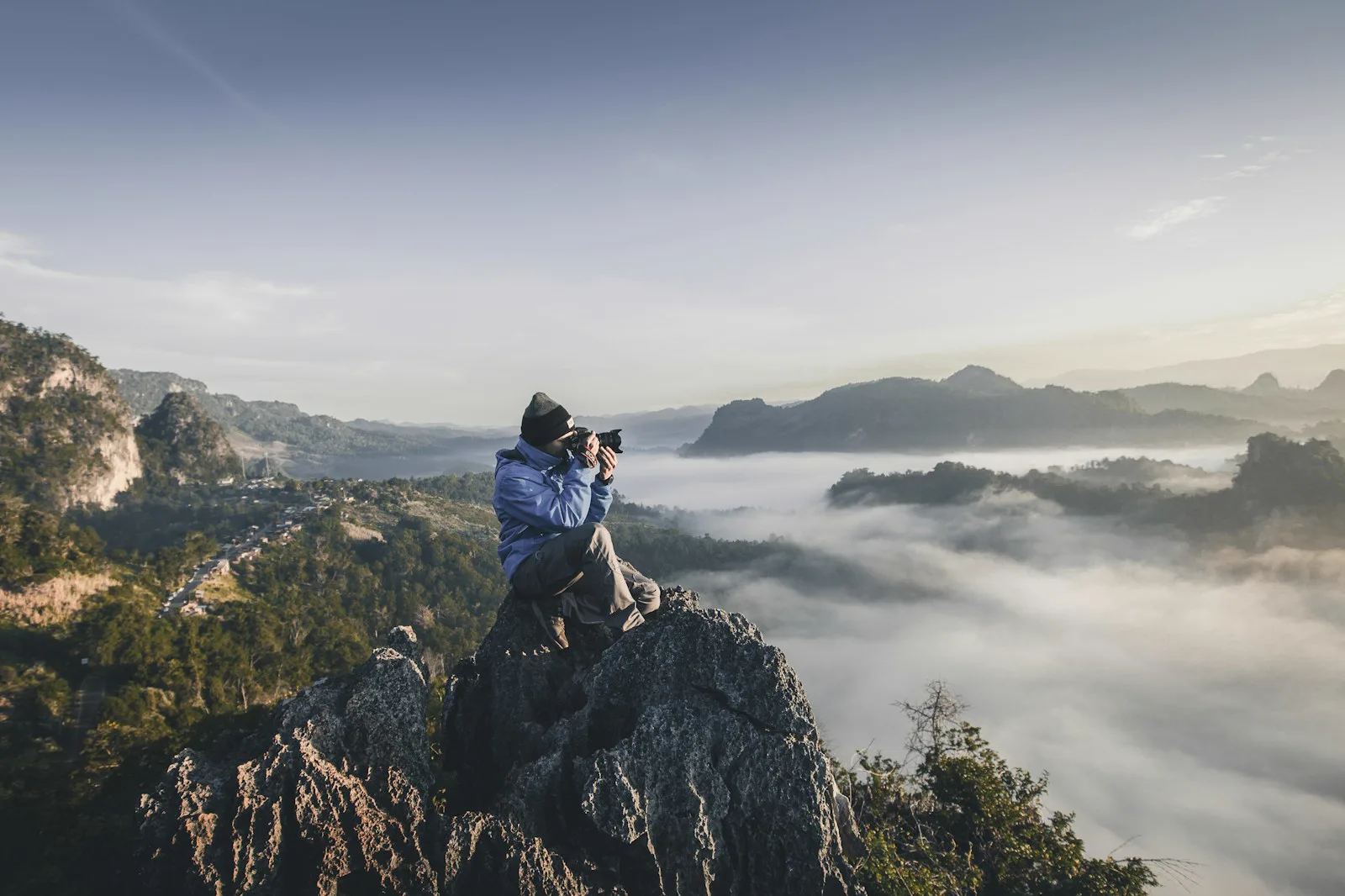 Fotógrafo componiendo un encuadre en el paisaje