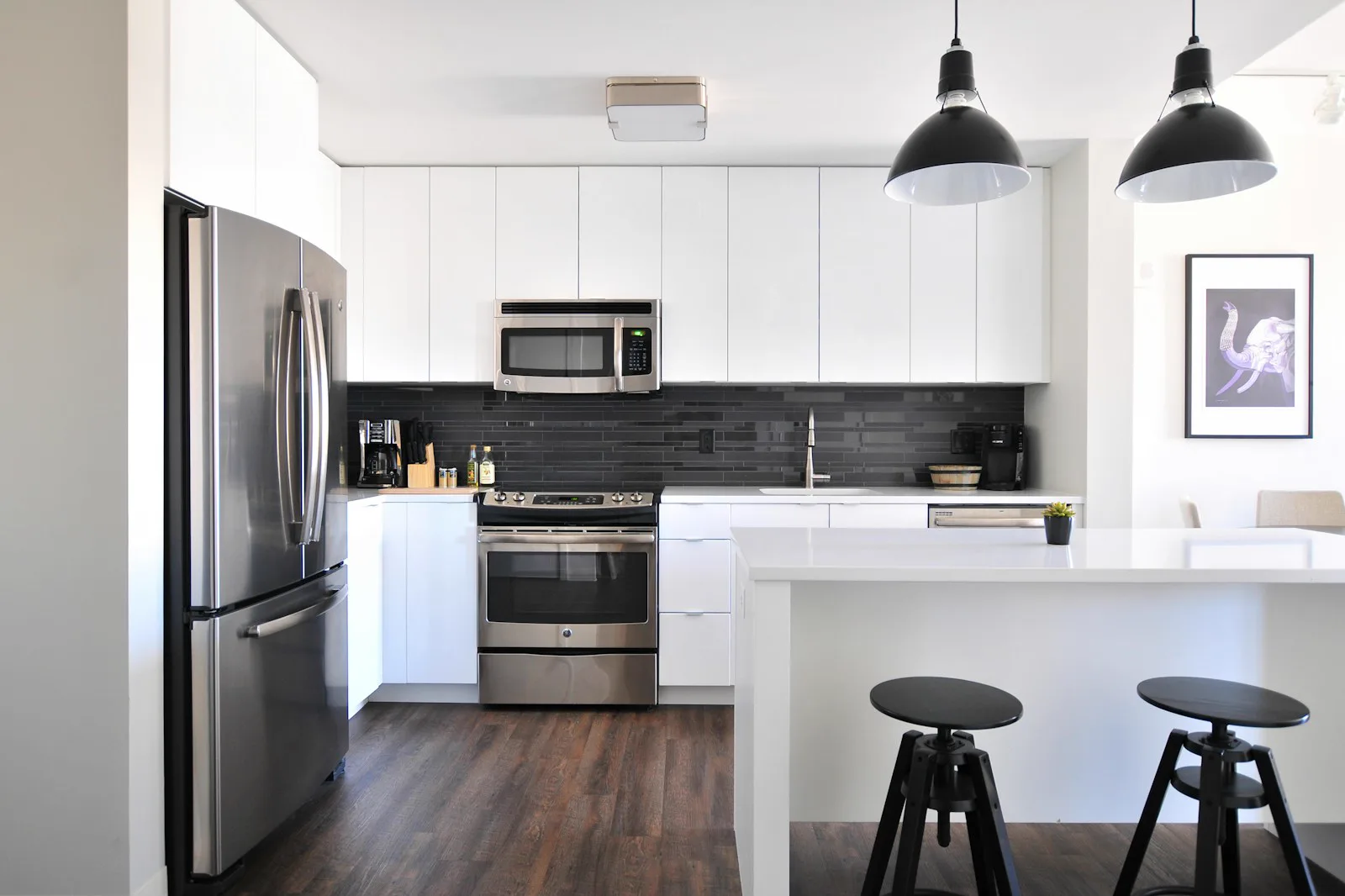 Cocina ordenada en un espacio doméstico compacto