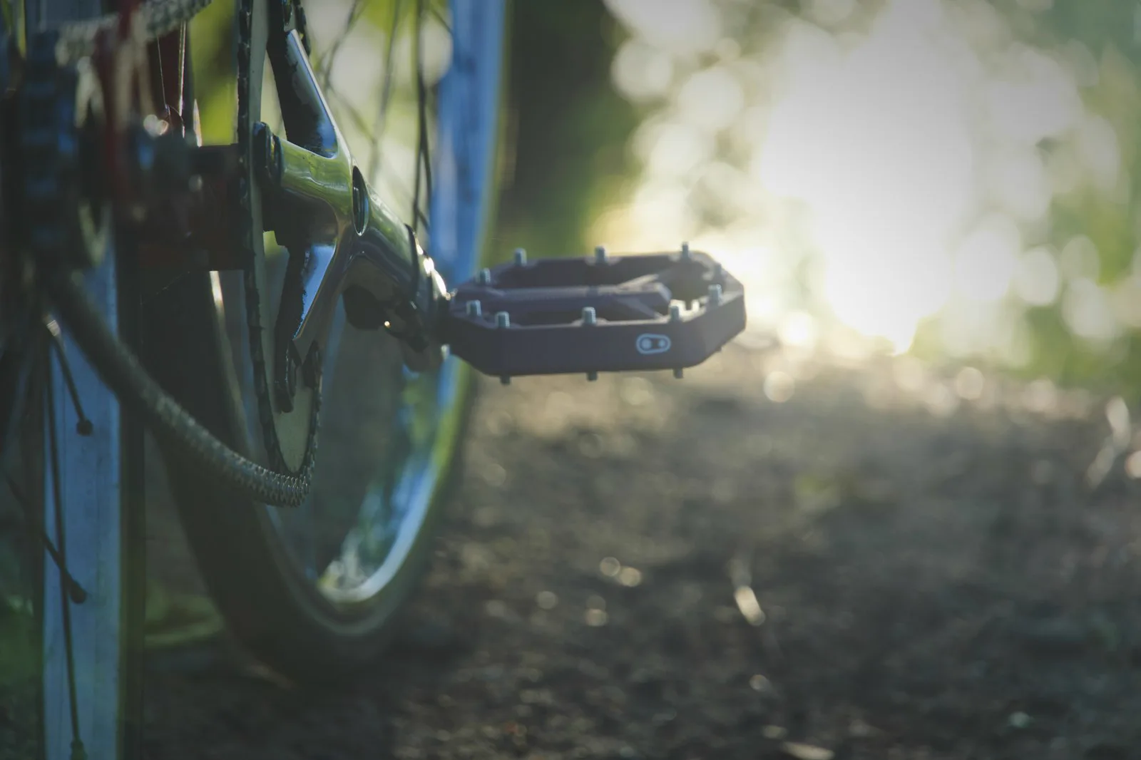 Detalle del pedal y la cadencia en bicicleta