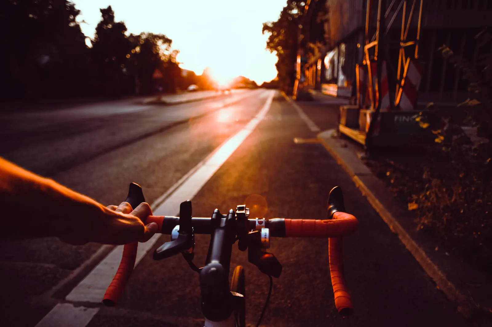 Perspectiva de pedaleo urbano al atardecer