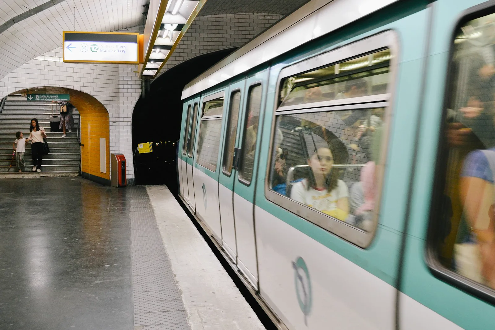 Estación de metro con tren urbano en movimiento