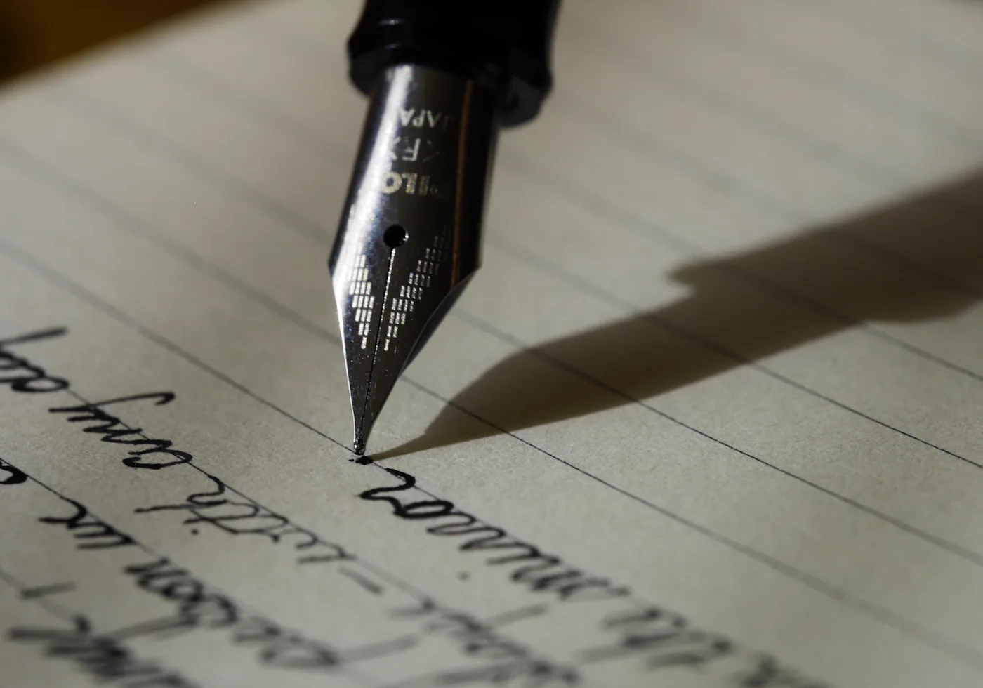 Escritorio con cuaderno y luz suave para escribir mensajes